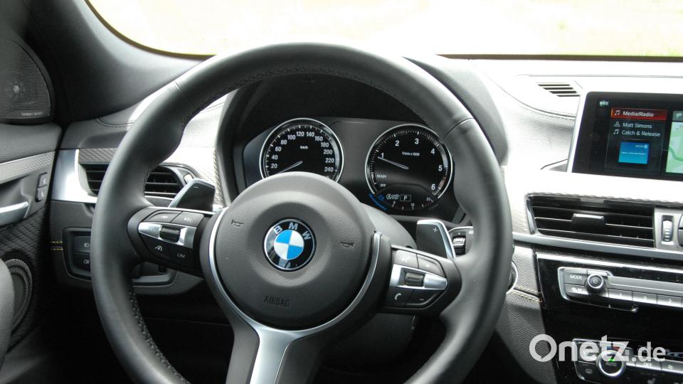 Klar gezeichnete Instrumente, griffiges Steuerrad mit klein gefaltetem Airbag. Michael Ascherl