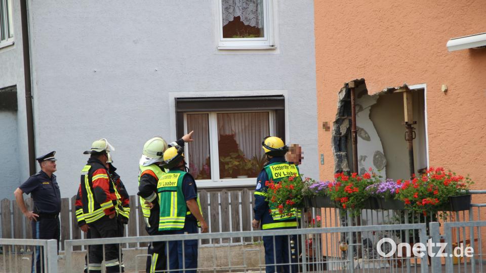 Nach einem Verkehrsunfall fährt ein Lkw in Zeitlarn in eine Hauswand. Alexander Auer