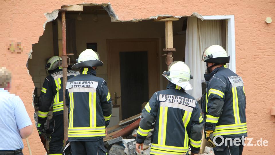 Nach einem Verkehrsunfall fährt ein Lkw in Zeitlarn in eine Hauswand. Alexander Auer