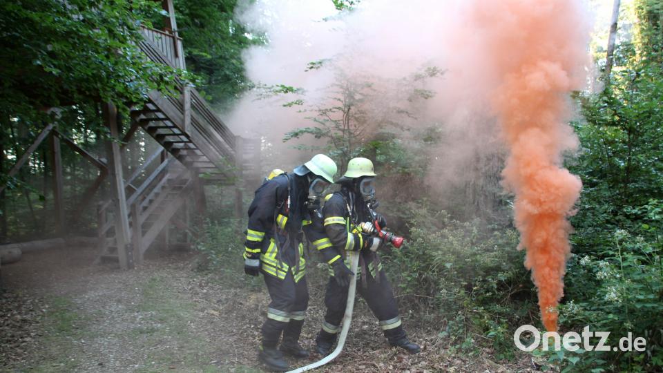 BRK-Bereitschaften und Feuerwehren üben in Regensburg den Ernstfall. Alexander Auer