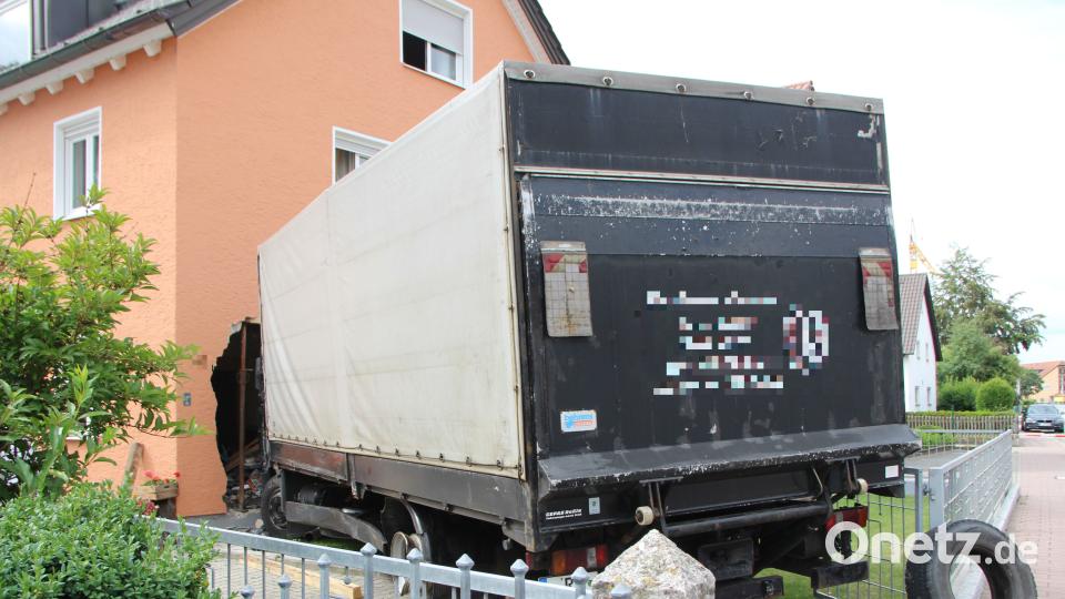 Nach einem Verkehrsunfall fährt ein Lkw in Zeitlarn in eine Hauswand. Alexander Auer
