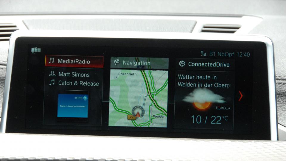 Das Navigations-Plus-Gerät des Testwagens (2890 Euro) reagiert intelligent auf Sprachbefehle, sucht sich Adressen aus dem Netz und vervollständigt diese selbstständig. Beispiel: &quot;Navigation Sibyllenbad&quot; wird als Zielführung nach Neualbenreuth, Kurallee 1, umgesetzt. Michael Ascherl