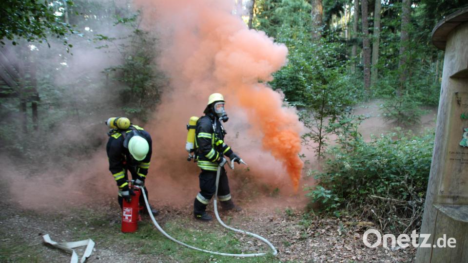BRK-Bereitschaften und Feuerwehren üben in Regensburg den Ernstfall. Alexander Auer