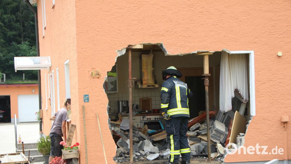 Nach einem Verkehrsunfall fährt ein Lkw in Zeitlarn in eine Hauswand. Alexander Auer