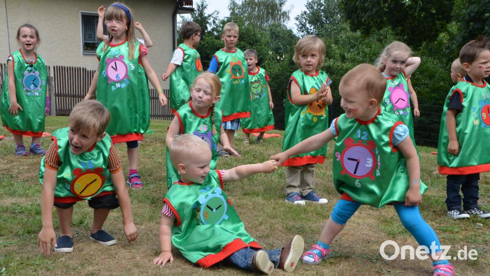 &quot;Kinder wie die Zeit vergeht&quot;, heißt das Jahresmotto im städtischen Kindergarten Anton Ferazin unter dem auch das Sommerfest gefeiert wurde. dob