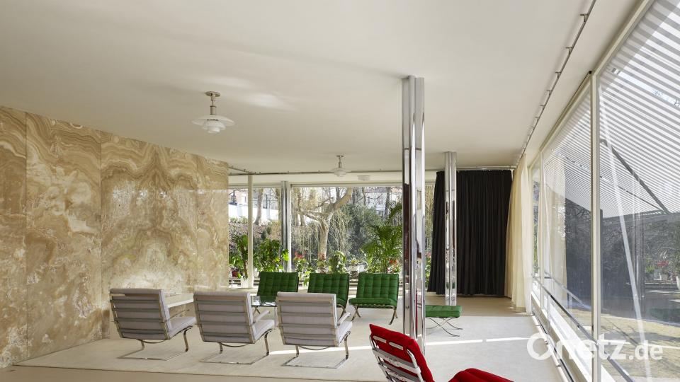 Weite offene Räume, die den Blick ins Freie ziehen, ohne dass das Auge von Nippes abgelenkt wird. So hat Ludwig Mies van der Rohe in Brünn seine Wohnphilosophie umgesetzt. David Židlický