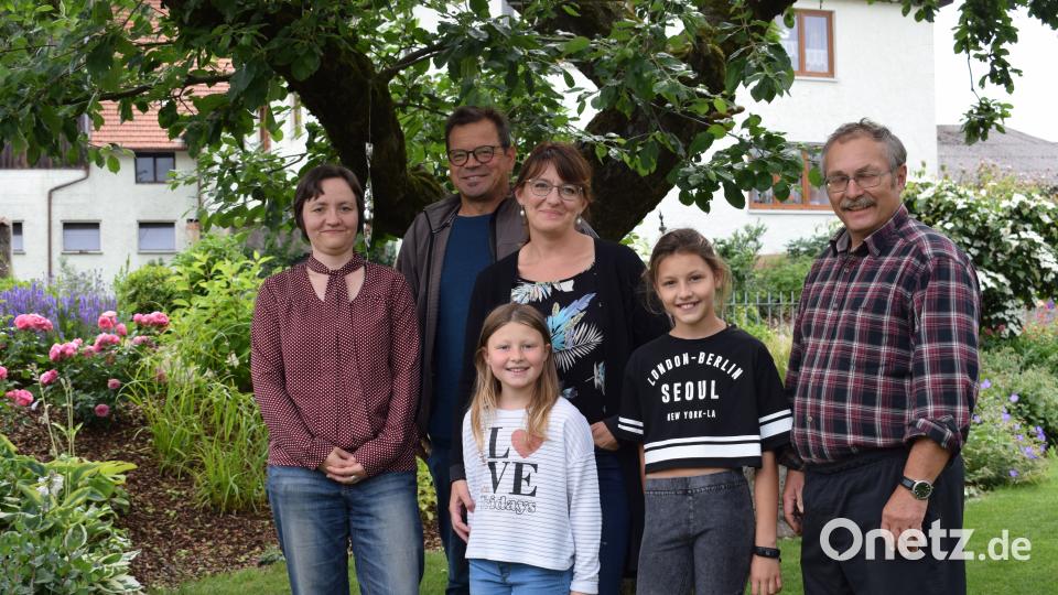 Die Familie Benkner stellt ihren Privatgarten beim Tag der offenen Gartentüre 2018 zum ersten Mal zur Verfügung.
(von links) die beiden Kreisfachberater für Gartenkultur und Landespflege am Landratsamt Tirschenreuth Manuela Pappenberger und Harald Schlöger, Christine Benkner mit zwei von drei Töchtern sowie Alfred Benkner, OGV-Vorsitzender Großkonreuth. Schulze, Lena