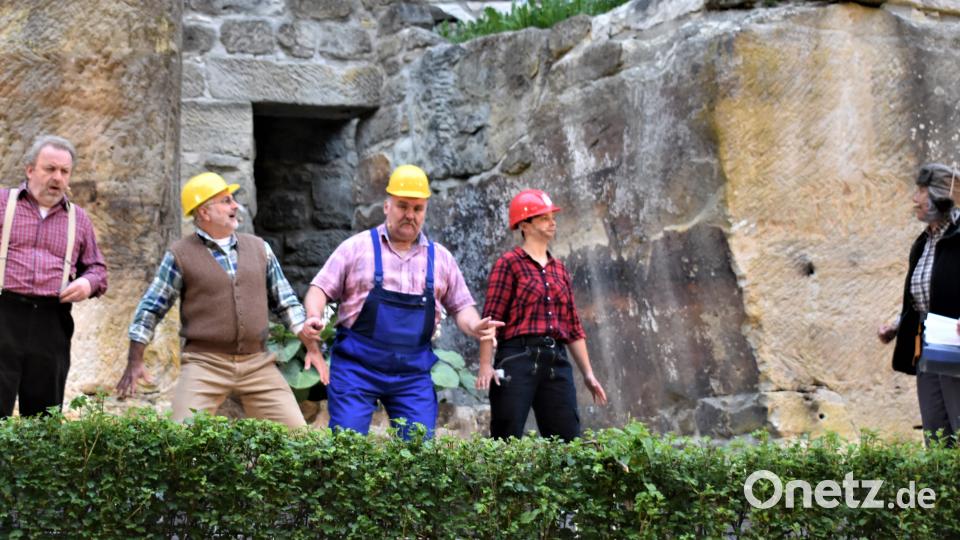 Die Handwerker informieren das Publikum auch über das Fußballspiel. rgr