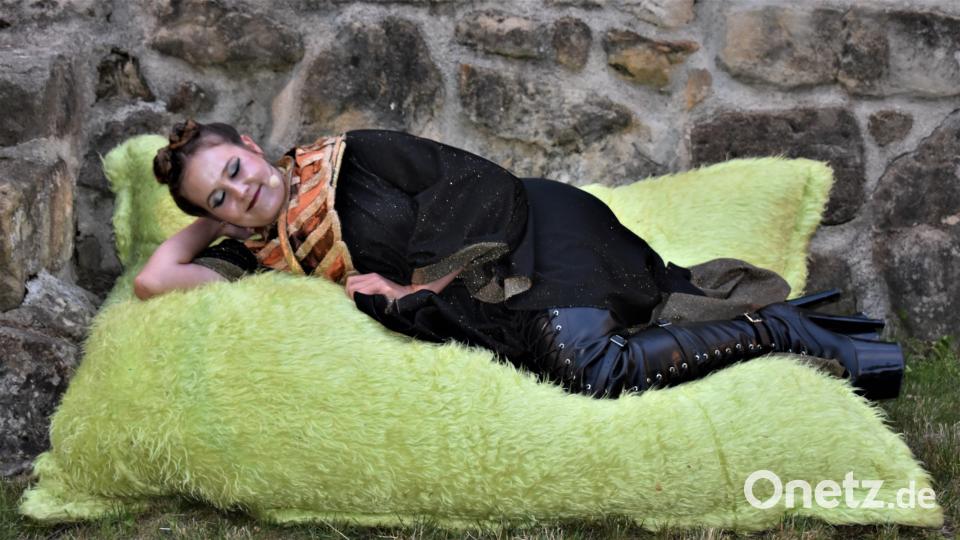 Besonders die Stiefel bewundern die Frauen unter den Zuschauern. rgr