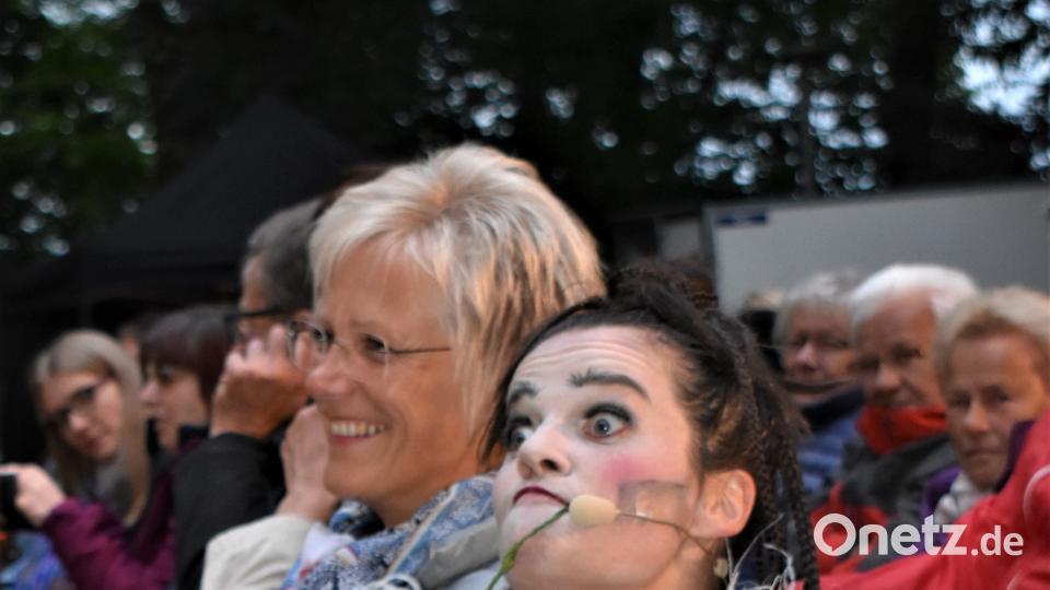 Der Puck gesellt sich zur zweiten Bürgermeisterin Anita Stauber rgr