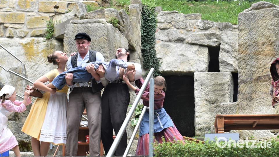 Alle wollen Michel helfen, nur die alte Krösa-Maja schaut zu. rgr