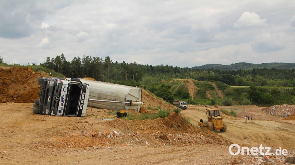 In einer Kiesgrube bei Wenzenbach ist ein Lkw umgekippt Alexander Auer