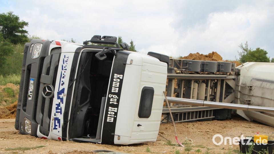 In einer Kiesgrube bei Wenzenbach ist ein Lkw umgekippt Alexander Auer