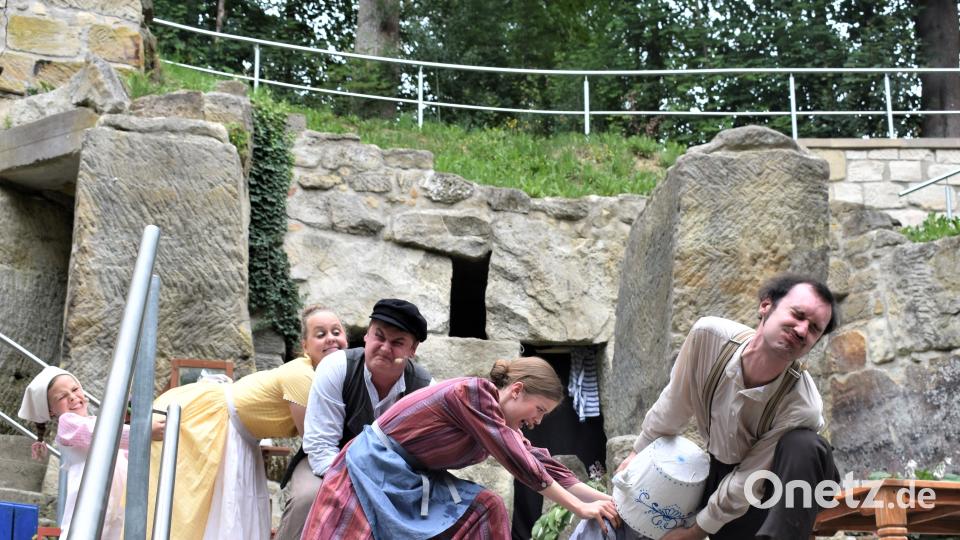 Die Svenssons sowie Anton und Lina wollen Michel von der Suppenschüssel befreien. rgr