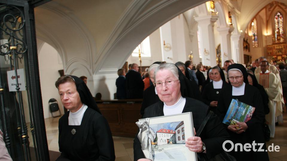 Nach dem Gottesdienst führt der Kirchenzug nach draußen, wo die Schwestern bereits erwartet werden. wro