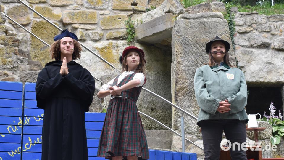 Auch der Pfarrer, Frau Petrell und der Bürgermeister wurden eingeladen. rgr