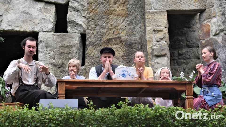 Zuerst wird gebetet. rgr