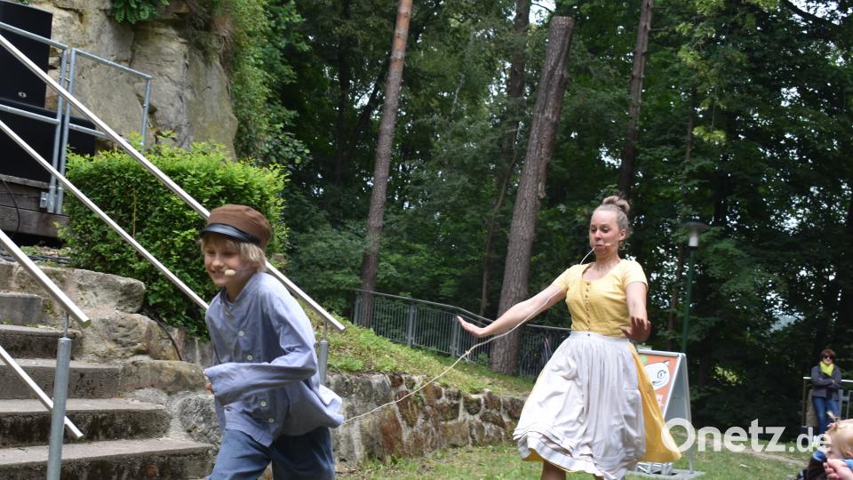 Michel möchte Lina den Zahn ziehen. rgr