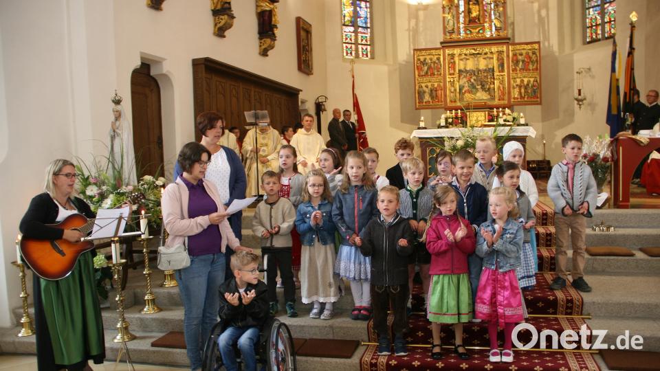 Mit einem Ständchen beteiligen sich auch die Buben und Mädchen vom Kath. Kindergarten an der Umrahmung der Messe. Gemeinsam mit den Erzieherinnen und Leiterin Monika Zeitler (links) sagen sie Lebewohl. wro