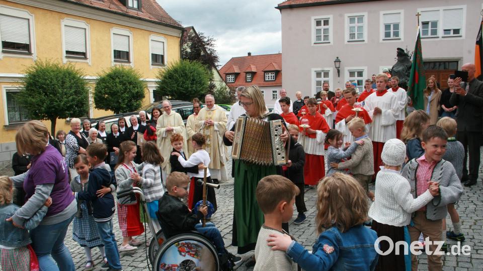 Auch ein  flottes Tänzchen gehört zum Programm. Am Akkordeon Kinderhaus-Leiterin Monika Zeitler. wro