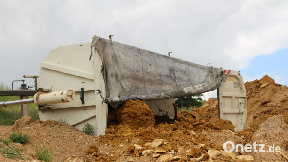 In einer Kiesgrube bei Wenzenbach ist ein Lkw umgekippt Alexander Auer