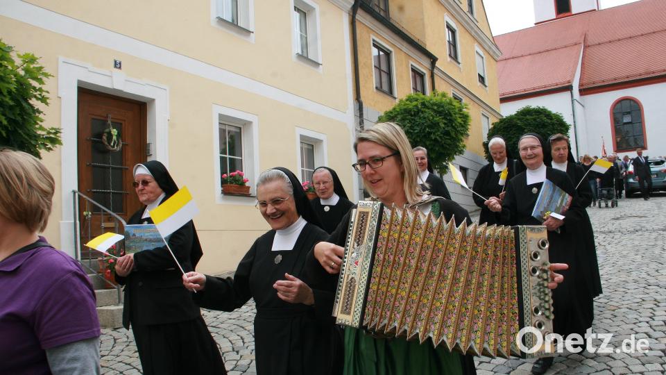 Mit einem Lächeln und viel Musik wird der Abschied leichter gemacht. Gelegenheit zum Abschied nehmen bietet das anschließende Treffen im großen Pfarrsaal. wro