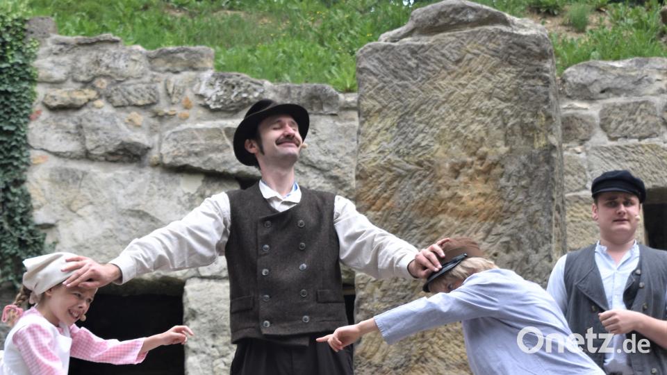 Vater Anton mit seinen Kindern und Alfred rgr