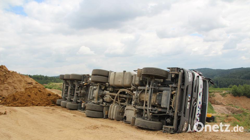 In einer Kiesgrube bei Wenzenbach ist ein Lkw umgekippt Alexander Auer