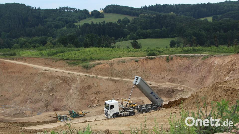 In einer Kiesgrube bei Wenzenbach ist ein Lkw umgekippt Alexander Auer