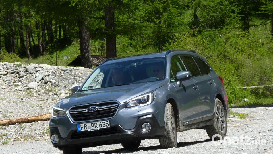 Neu ist beim aktuellen Outback das jetzt C-förmige LED-Tagfahrlicht sowie das auf den Lenkradeinschlag reagierende dynamische Kurvenlicht. Berthold Zeitler