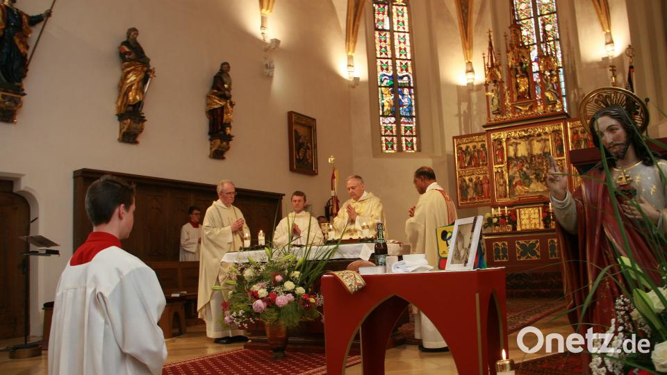 Am Altar stehen Pater Helmut Stadermann, Kaplan Paul Gebendorfer, Pfarrer Georg Flierl und Pater Paul Chummar (von links). wro