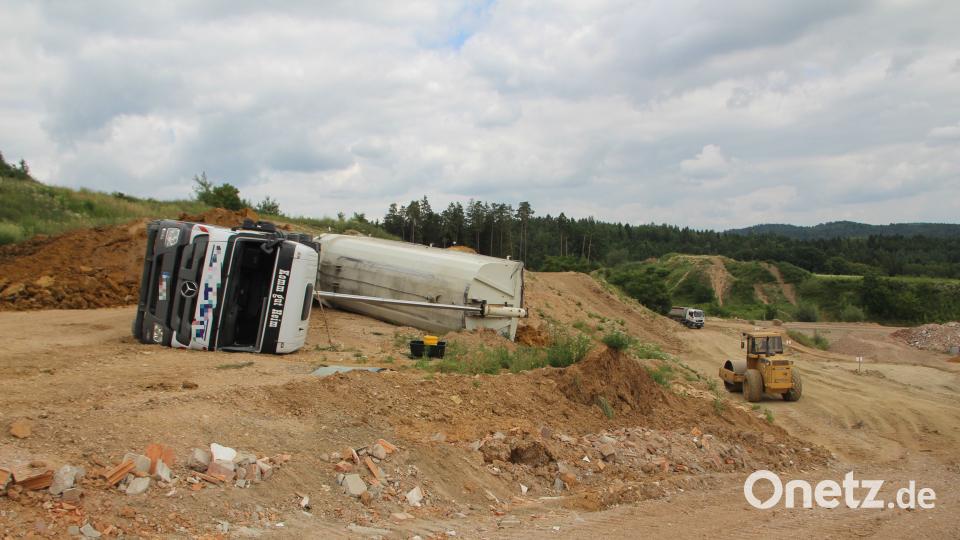 In einer Kiesgrube bei Wenzenbach ist ein Lkw umgekippt Alexander Auer