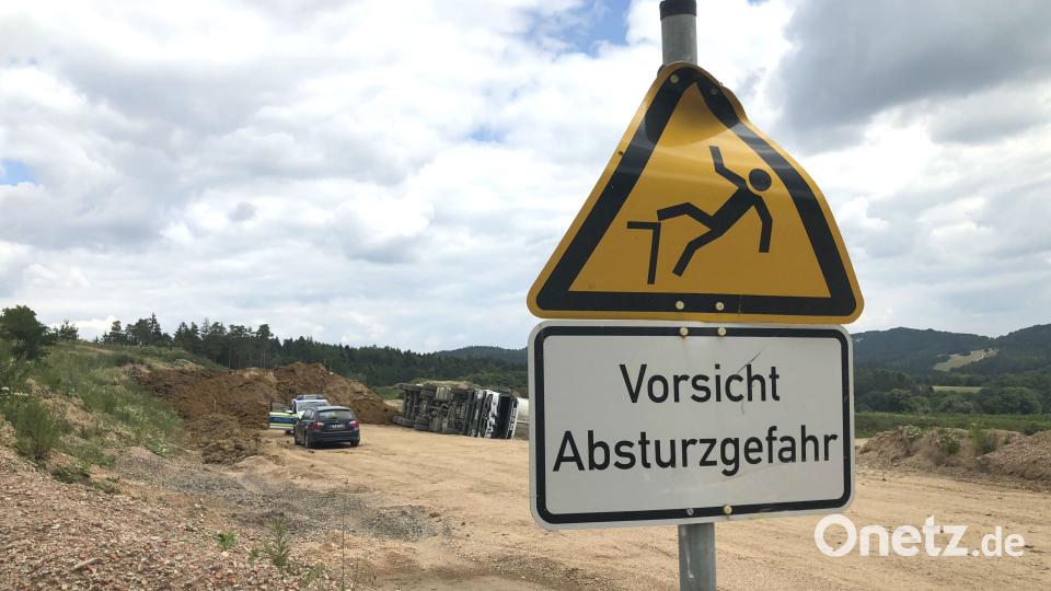 In einer Kiesgrube bei Wenzenbach ist ein Lkw umgekippt Alexander Auer
