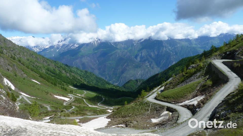 Über knapp 18 Kilometer schlängelt sich die Pass-Straße von Susa aus hinauf auf 2178 Meter Höhe. Berthold Zeitler