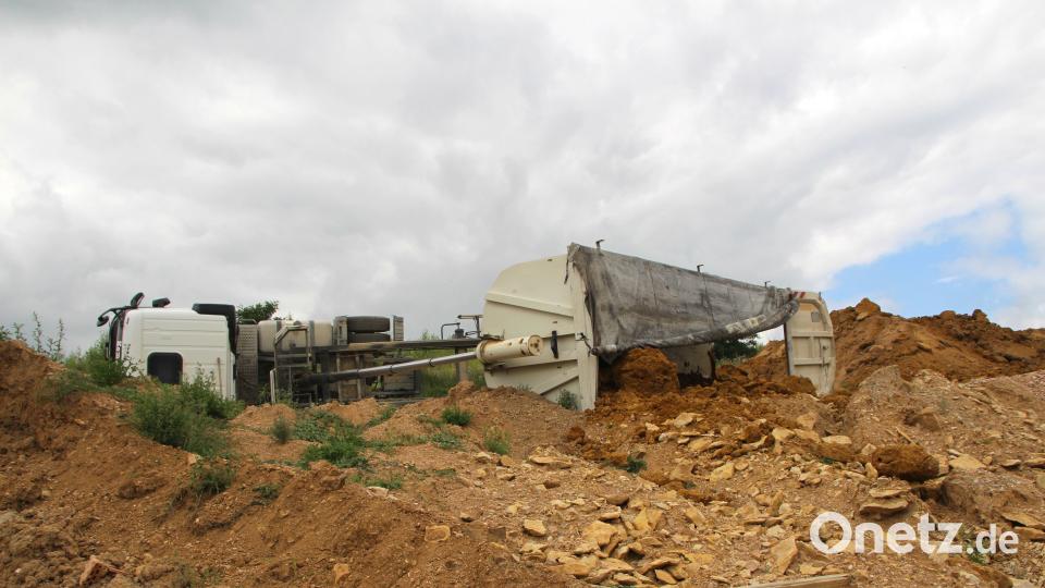 In einer Kiesgrube bei Wenzenbach ist ein Lkw umgekippt Alexander Auer