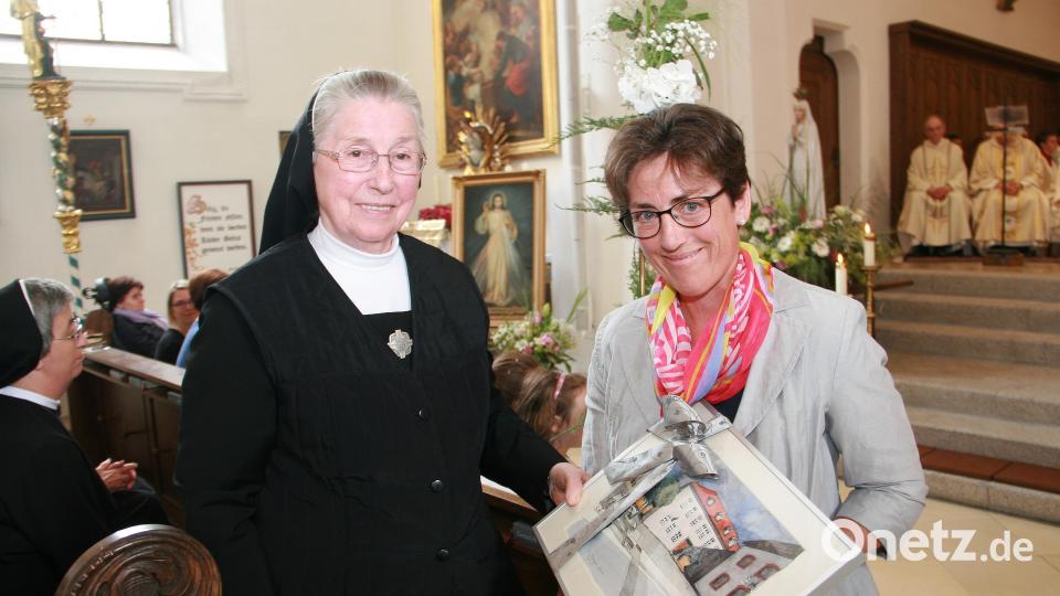 Erinnerungen an Tirschenreuth übergibt Pfarrgemeinderatssprecherin Edith Schön (rechts) an Schwester Clarena. wro