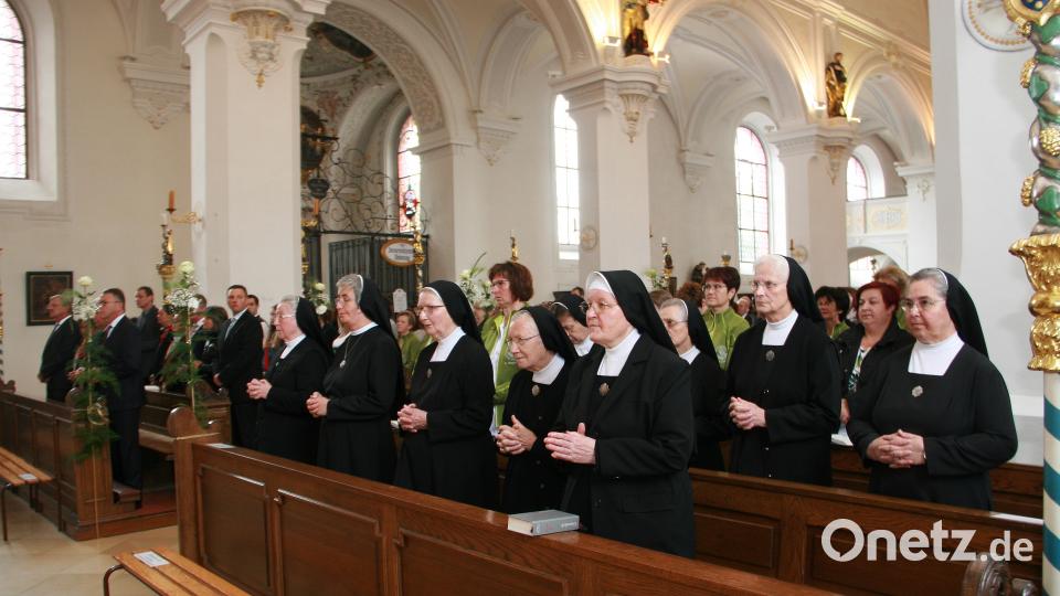 Beim Abschiedsgottesdienst in der Tirschenreuther Stadtpfarrkirche konnte man auch bekannte Gesichter von früher, wie zum Beispiel das von Schwester Noemi (hintere Reihe, rechts)  entdecken. wro