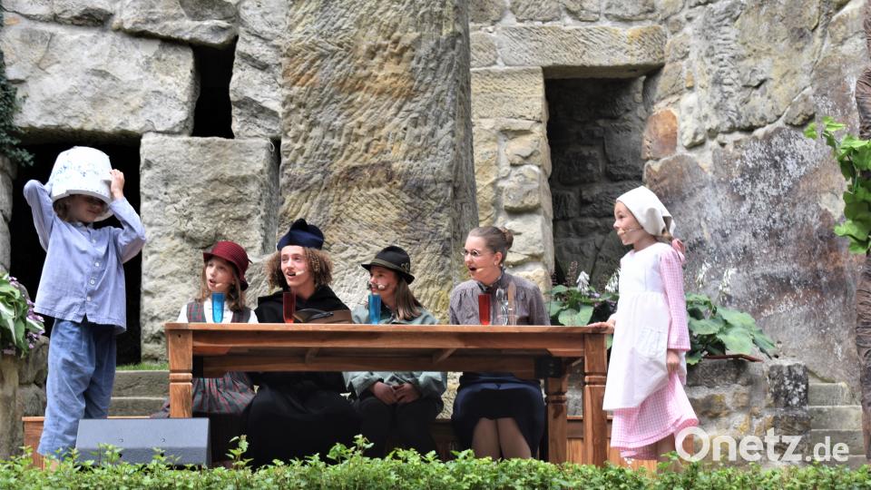 Jetzt landet die Schüssel wieder auf Michels Kopf. rgr