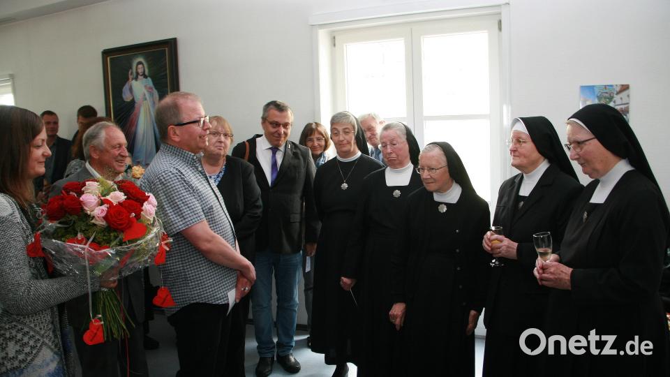 Herzgeschmückte Rosen übergeben Susi Zoller (links) und Klaus Steckbauer (Dritter von links) im Namen der Legio Mariä. Dem Dankeschön fügt  man ein Ständchen und ein „lebt wohl“ an die Schwestern Helmtraud, Adelgund, Loreta, Clarena und Simona (von rechts) hinzu. wro