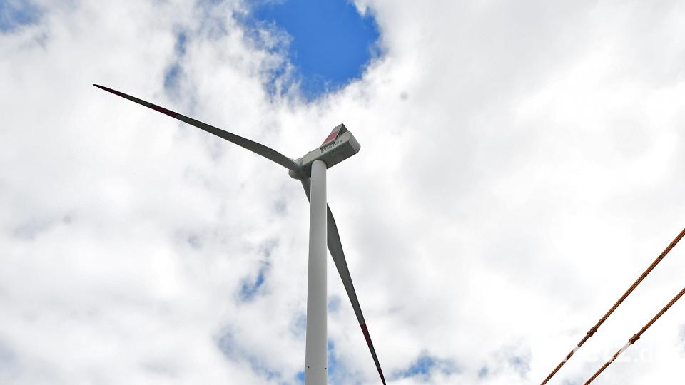 Eigentlich sollte sich der riesige Rotor der Windkraftanlage bei Gebenbach drehen. Seit einiger Zeit aber liegt er am Boden, um repariert zu werden. Ein Blitzschlag hat ein großes Loch hinterlassen, das erst einmal geflickt werden muss. Nach Aussage von Erich Wust, dem Geschäftsführer der Betreiberfirma, kann sich das bis zu zwei Wochen hinziehen. Petra Hartl