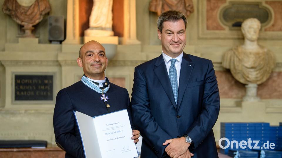 Ministerpräsident Markus Söder ehrt Django Asül Matthias Balk/dpa