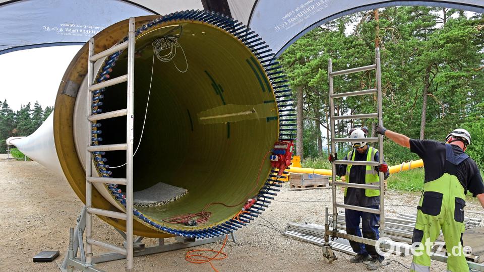 Eigentlich sollte sich der riesige Rotor der Windkraftanlage bei Gebenbach drehen. Seit einiger Zeit aber liegt er am Boden, um repariert zu werden. Ein Blitzschlag hat ein großes Loch hinterlassen, das erst einmal geflickt werden muss. Nach Aussage von Erich Wust, dem Geschäftsführer der Betreiberfirma, kann sich das bis zu zwei Wochen hinziehen. Petra Hartl