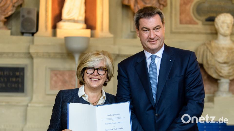 Ministerpräsident Markus Söder ehrt Stephanie Czerny. Matthias Balk/dpa