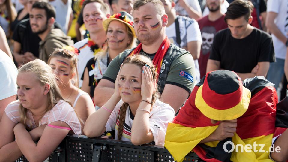 Nach dem Aus für die deutsche Fußballnationalmannschaft trauern die Fans. Bernd von Jutrczenka/dpa