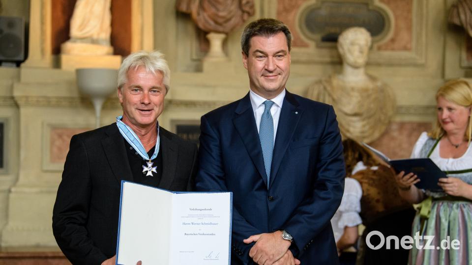 Ministerpräsident Markus Söder ehrt Werner Schmidbauer. Matthias Balk/dpa