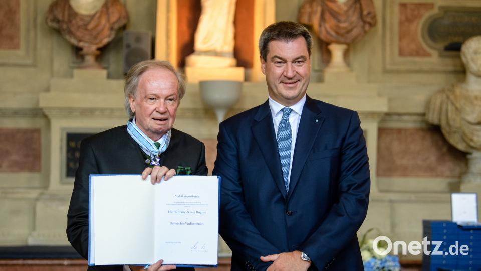Ministerpräsident Markus Söder ehrt Franz-Xaver Bogner. Matthias Balk/dpa
