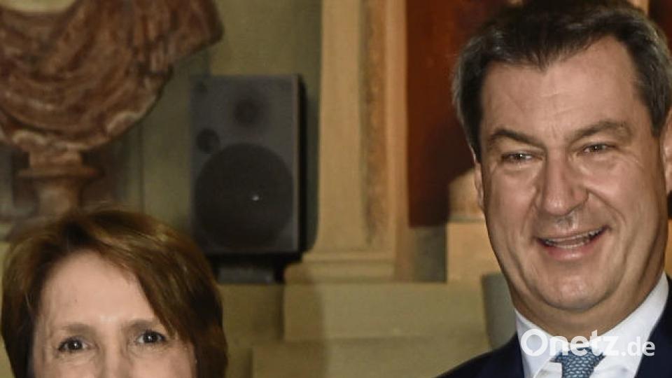 Ministerpräsident Markus Söder überreichte Annette Karl aus Neustadt/WN den Bayerischen Verdienstorden. Bayerische Staatskanzlei