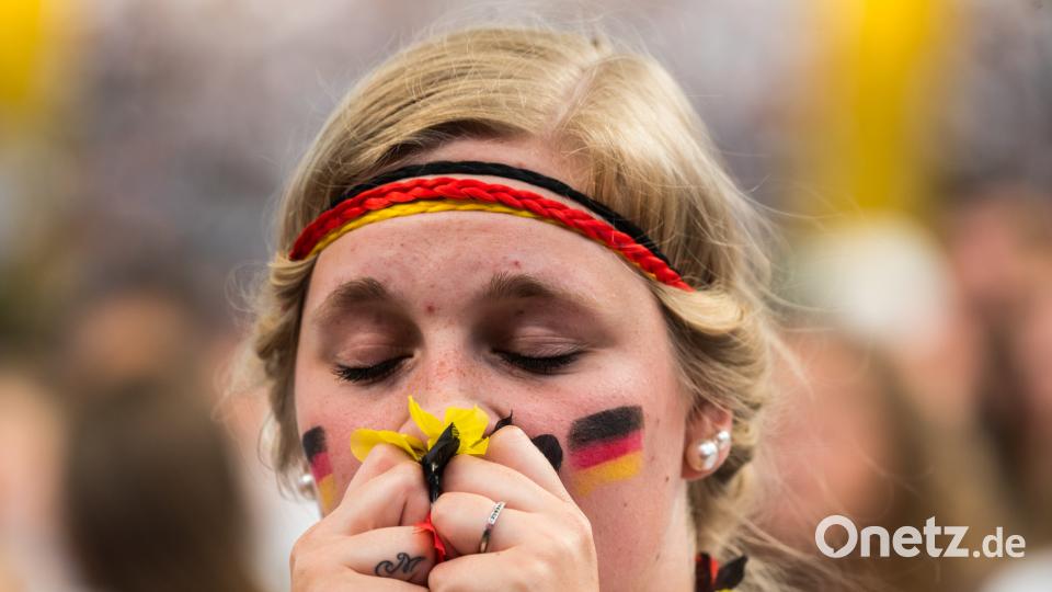 Nach dem Aus für die deutsche Fußballnationalmannschaft trauern die Fans. Andreas Arnold/dpa