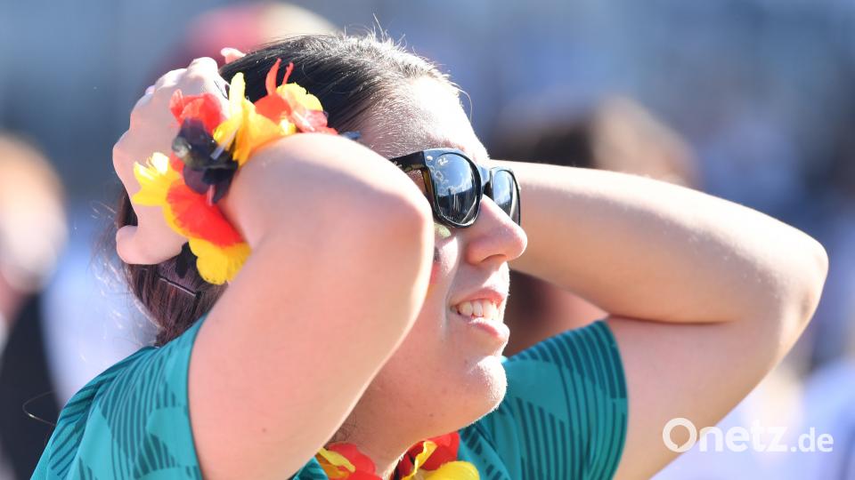 Nach dem Aus für die deutsche Fußballnationalmannschaft trauern die Fans. Uwe Anspach/dpa