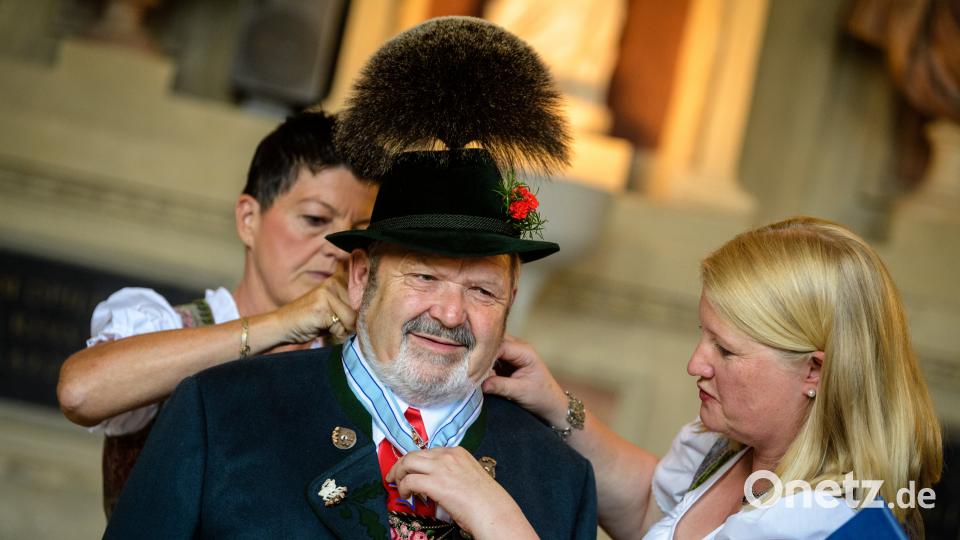 Ministerpräsident Markus Söder ehrt Maximilian Bertl. Matthias Balk/dpa